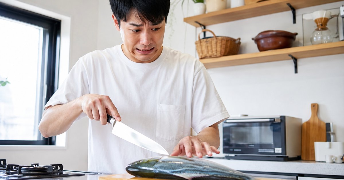 魚をさばく前に手を切りそうで躊躇するシーン