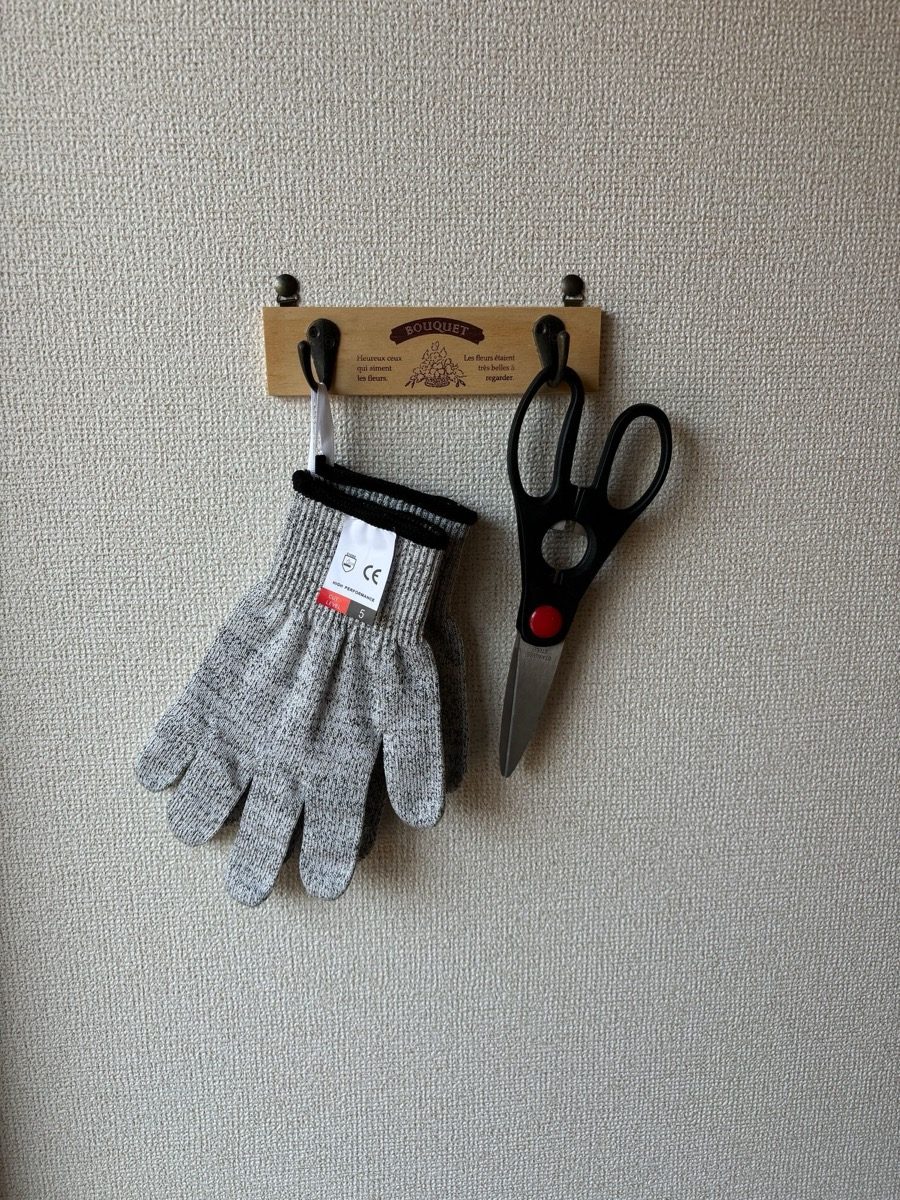 実際の壁フックに防刃手袋とハサミを掛けている様子