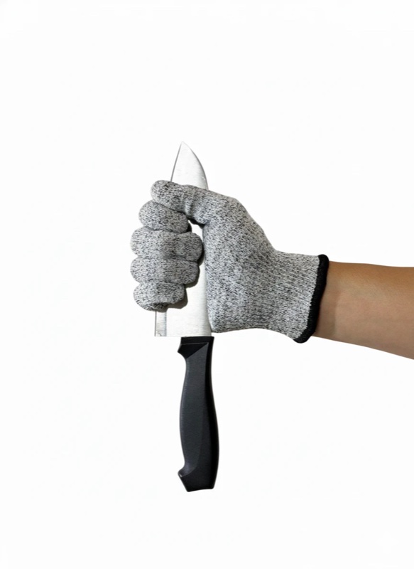 防刃手袋をはめた手でナイフを握る様子(CE Level5認証・実物)