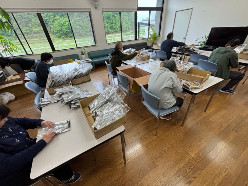 香川の就労支援施設で複数名が手袋を検品・梱包している様子
