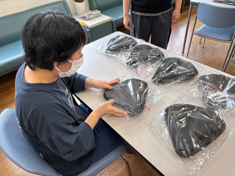 サドルクッションを袋に入れて梱包作業をしている様子