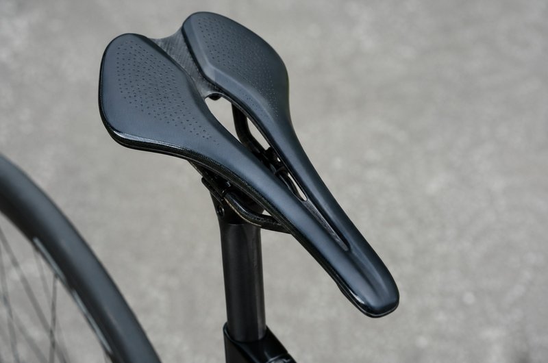 ロードバイクの細いレーシングサドルのクローズアップ